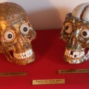 Incontro fra vecchi amici al cimitero